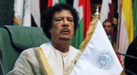 Mouammar Kadhafi assiste au sommet de la Ligue arabe à Syrte, le 9 octobre 2010. REUTERS/Asmaa Waguih