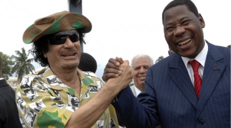 Kadhafi et le président du Bénin Yayi Boni au sommet du Censad, à Cotonou, le 16 juin 2008. REUTERS/Charles Tossou
