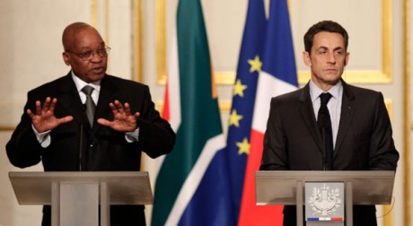 Jacob Zuma et Nicolas Sarkozy à l'Elysée le 2 mars 2011. REUTERS/Jacky Naegelen