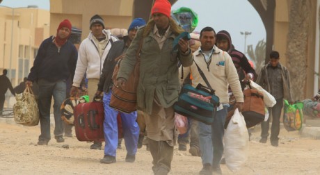 A la frontière tunisienne, des réfugiés arrivent de Libye, le 8 mars 2011. Reuters/Zohra Bensemra