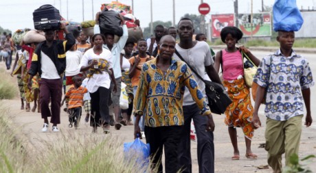 Des résidents du quartier d'Abobo, à Abidjan, fuient les affrontements, le 27 février 2011. REUTERS/Luc Gnago