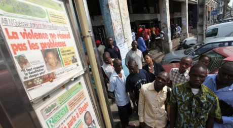 Devant un kiosque à journaux du quartier d'affaires d'Abidjan. Reuters/Luc Gnago