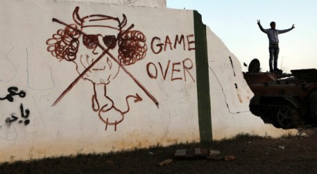 Une caricature de Kadhafi sur un mur à Benghazi, Libye, le 11 mars 2011. REUTERS/Finbarr O'Reilly