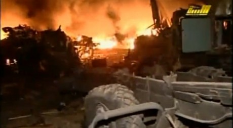 Capture d'écran de la télévision d'Etat libyenne montrant une base militaire visée par des bombardements, le 23 mars au soir
