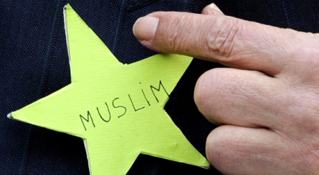 Abderahmane Dahmane montre son étoile verte lors d'une conférence de presse à la Grande Mosquée de Paris REUTERS/Gonzalo Fuentes