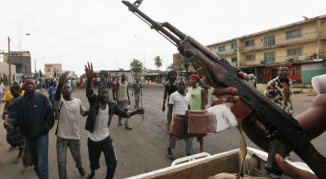 Des combattants pro-Ouattara arrivant dans une rue d'Abobo, un quartier d'Abidjan, le 27 mars. Reuters/Luc Gnago