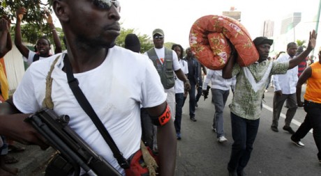 Charles Blé Goudé arrive à Abidjan avec son matelas le 26 mars pour «protéger» Gbagbo. Reuters/Thierry Gouegnon