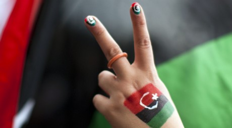Une Libyenne fait le V de victoire, le 26 février 2011. REUTERS/Valentin Flauraud