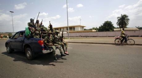 Des forces loyales à Ouattara dans la ville de Yamoussoukro, le 31 mars 2011. REUTERS/STR New