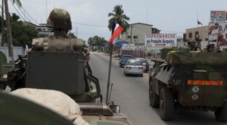 Des véhicules blindés de la Licorne dans Abidjan lundi 4 avril. Reuters/Ho New