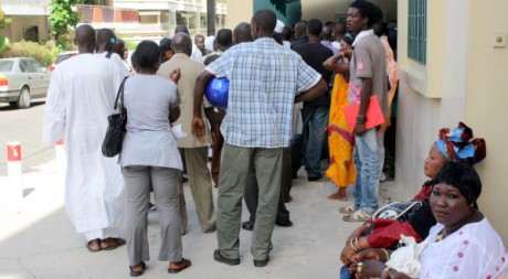 Des gens font la queue devant le consulat de France à Dakar. © Juien Duriez et Renée Greusard, tous droits réservés.