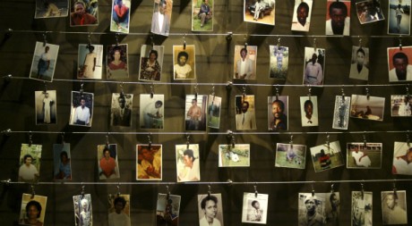 Des photos de Rwandais massacrés lors du génocide de 1994, mémorial de Gisozi à Kigali, le 5 avril 2004. REUTERS/Radu Sigheti