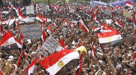 Des manifestants égyptiens place Tahrir, le 8 avril 2011. REUTERS/Mohamed Abd El Ghany