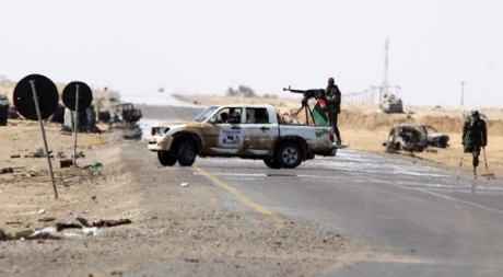 Des rebelles libyens à l'entrée ouest d'Ajdbiyah, le 14 avril 2011. REUTERS/Amr Dalsh