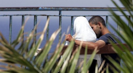 Un couple à Bab El Oued, le 23 mai 2007. REUTERS/Zohra Bensemra
