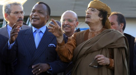 Kadhafi avec Denis Sassou N'Guesso et une délégation de l'Union africaine le 10 avril à Tripoli. Reuters/Zohra Bensemra