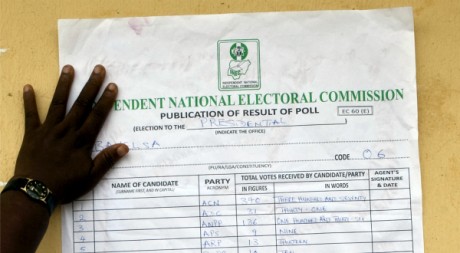 Résultats du scrutin présidentiel à Bayelsa, le 17 avril 2001. REUTERS/STR New