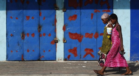 Deux jeunes filles devant les magasins fermés d'Abidjan, le 15 avril. Reuters/Finbarr O'Reilly