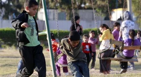 Des enfants dans un square près de Tripoli, le 18 avril 2011. REUTERS/Louafi Larbi