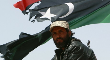 Un soldat de la rébellion libyenne devant un drapeau du royaume de Libye. Amr Dalsh / Reuters