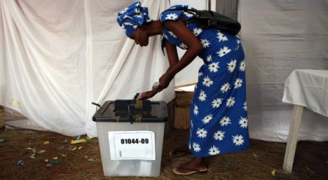 Une femme glisse son bulletin dans l'urne à l'occasion de la présidentielle au Rwanda, le 9 août 2010. REUTERS/Finbarr O'Reilly
