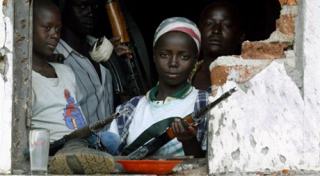Des enfants armés pour combattre à Bunia, à l'est de la RDC, juin 2003. REUTERS/Jacky Naegelen