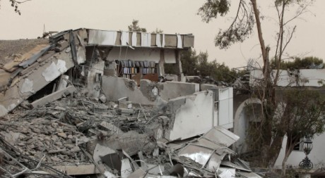Une résidence du colonel Kadhafi frappée par l'OTAN, Tripoli, 25 avril 2011. REUTERS/Louafi Larbi