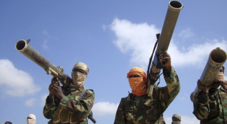 Des shebab, un groupe djihadiste inféodé à al-Qaida, Mogadiscio, Somalie, le 1er janvier 2010. REUTERS/Feisal Omar