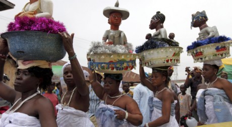 Des femmes portant des statues d'Osun au festival en l'honneur d'Osogbo, au Nigeria. REUTERS/Akintunde Akinleye