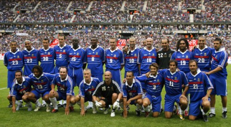 Dix ans après la victoire, les Bleus de 98 se retrouvent pour un match anniversaire à Saint-Denis. REUTERS/Benoit Tessier