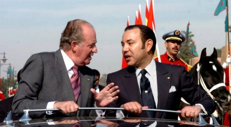 Juan Carlos 1er d'Espagne et Mohammed VI à Marrakech, le 17 janvier 2005. REUTERS/STR New