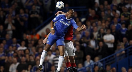 Didier Drogba (Chelsea) et Rio Ferdinand (Manchester), le 6 avril 2011, à Londres. REUTERS/Stefan Wermuth
