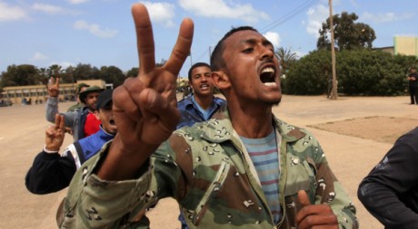 Des civils volontaires dans l'armée des insurgés s'entraînent à Benghazi, le 11 mai 2011. REUTERS/Mohammed Salem