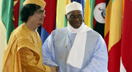 Mouammar Kadhafi et Abdoulaye Wade au sommet de l'Union africaine en 2009. REUTERS/Ismail Zetouny
