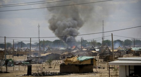 De la fumée s'élève au-dessus de la ville soudanaise d'Abyei attaquée par Khartoum, le 23 mai. REUTERS/Ho New