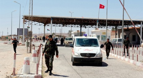 Des militaires tunisiens évacuent des rebelles libyens au poste de Dehiba le 17 mai 2011. REUTERS/Anis Mili