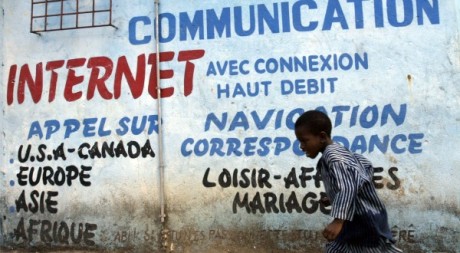 Un enfant près d'un cybercafé d'Abidjan. REUTERS/Luc Gnago
