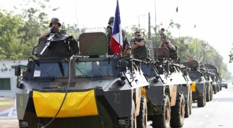 Une colonne de blindés français à Abidjan le 8 avril. REUTERS/Luc Gnago
