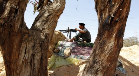 Un rebelle libyen près de Misrata, le 30 mai 2011. REUTERS/Zohra Bensemra