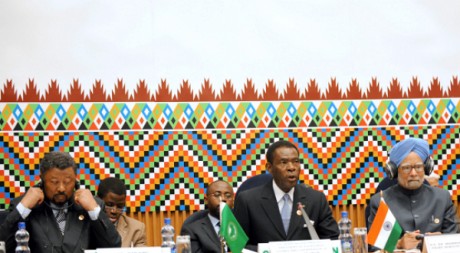 Manmohan Singh, Teodoro Obiang Nguema et Jean Ping au sommet Afrique-Inde à Addis Abeba, le 24 mai 2011. SIMON MAINA / AFP