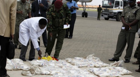 Saisie d'héroïne à l'aéroport de Nairobi, Kenya, le 25 mars 2011. REUTERS/Thomas Mukoya