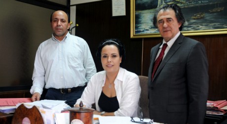 Najat Anwar entourée de ses avocats Mustapha Errachdi (à gauche) et Jean Chevais, à Rabat le 4 juin. AFP/AIDA