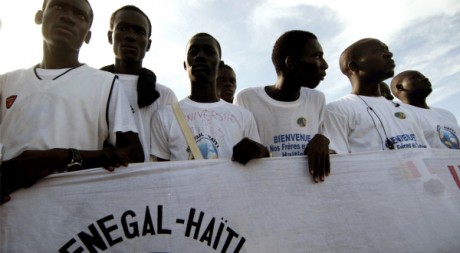 Des étudiants sénégalais prêts à accueillir les boursiers haïtiens, le 14 octobre 2010 à Dakar. REUTERS/Emilie Régnier
