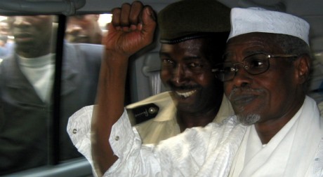 Hissène Habré à la sortie du tribunal à Dakar, en 2005. REUTERS/Aliou Mbaye