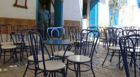 Une terasse de café déserte à Sidi Bousaïd, près de Tunis, le 5 février 2011. REUTERS/Louafi Larbi