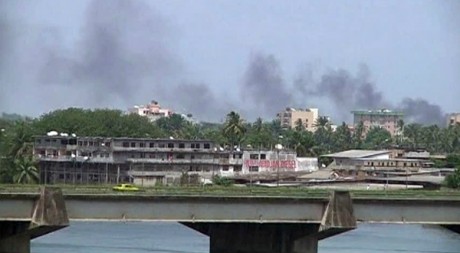 Vue d'Abidjan qui brûle à cause des combats, 31 mars 2011. REUTERS/Reuters TV
