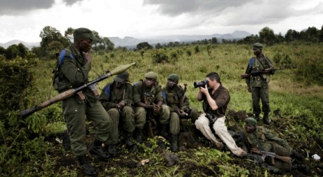 Un photographe de Reuters et des soldats congolais à l'est de la RDC, novembre 2008. REUTERS/STR New