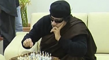 Le colonel Kadhafi joue aux échecs, Tripoli, 12 juin 2011. REUTERS/Ho New