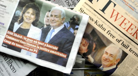 Une des journaux dans un kiosque parisien, le 2 juillet 2011. REUTERS/Gonzalo Fuentes