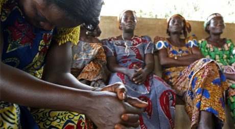 Des femmes atteintes du sida, dans un hôpital près de Cotonou, au Bénin, le 28 novembre 2007. REUTERS/Jacky Naegelen
